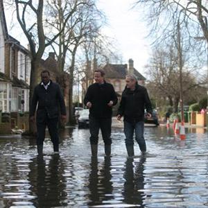  Local authorities have welcomed the announcement by Prime Minister David Cameron that people whose homes have been flooded following recent storms in England will receive a council tax rebate.
