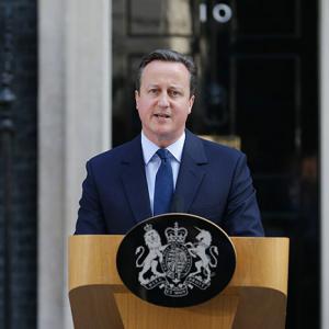 David Cameron resigns