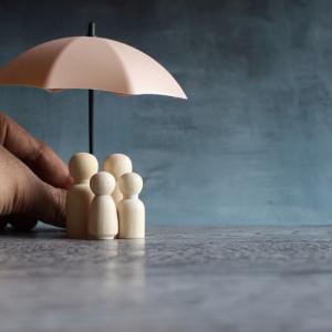 umbrella-wooden-dolls-copy-space-family