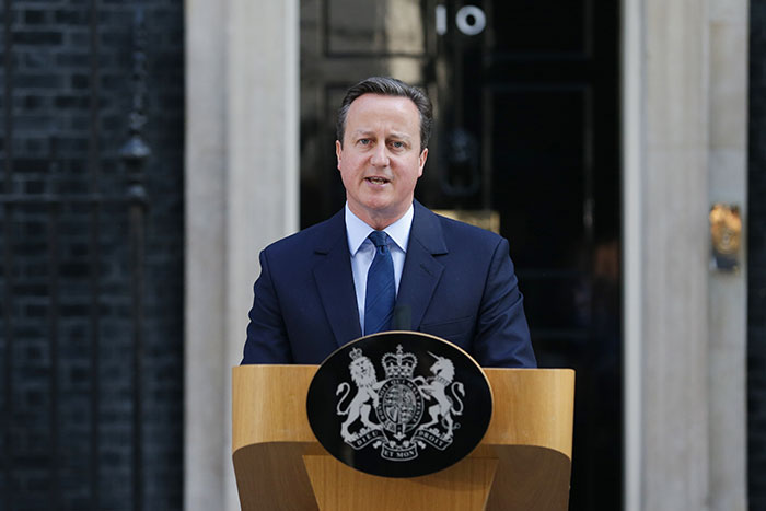 David Cameron resigns